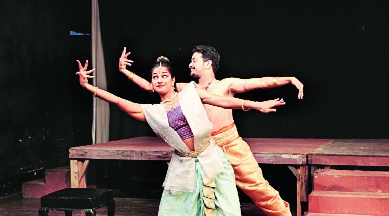 नाटक के बाहर की दुनिया में नाटककर्मी फिल्मी सितारों की तरह नहीं हुआ करते। (फाइल फोटो) नाटक के बाहर की दुनिया में नाटककर्मी फिल्मी सितारों की तरह नहीं हुआ करते। (फाइल फोटो)