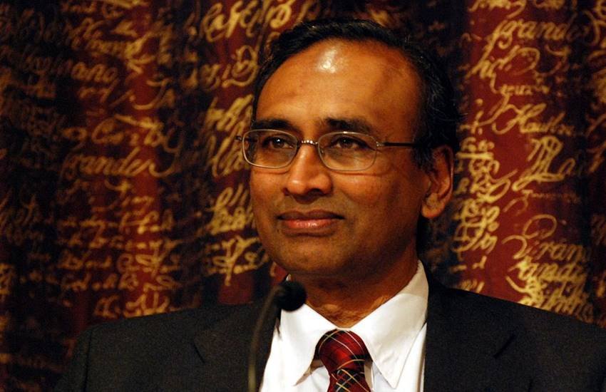 मूर्खों की मदद करता और आतंकी गतिविधियों को बढ़ाता है Internet: नोबेल पुरस्कार विजेता