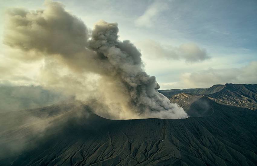 Daredevil snowboards, ,active VOLCANO, Keow Wee Loong, Chin Kahn Kahn, Mount Bromo, Indonesia