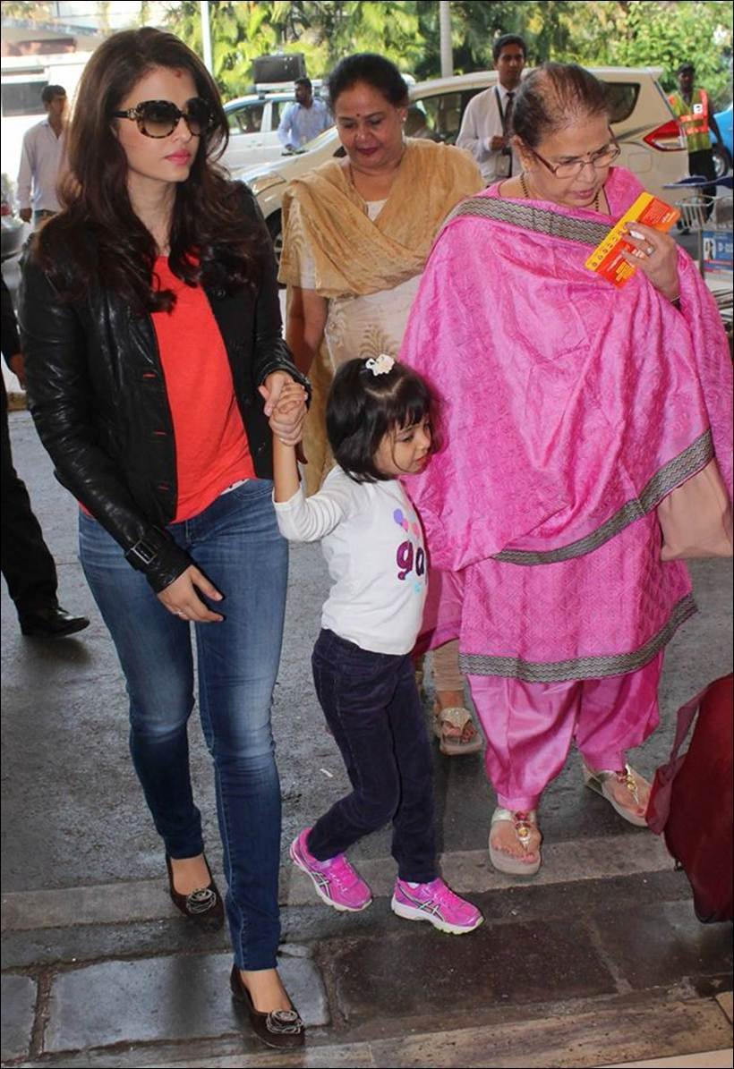 Bollywood Actress Aishwarya Rai Bachchan at Golden Temple in Amritsar on Friday, February 12 2016. EXPRESS PHOTO BY RANA SIMRANJIT SINGH