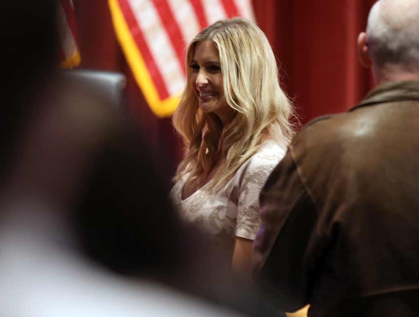 donald trump daughter, ivanka trump, ivanka trump photos, ivanaka sitting on his father lap, donald trump photo, social media, republican candidate donald trump, news in hindi