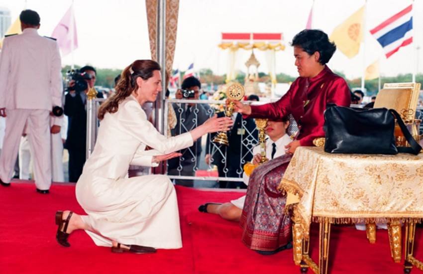 $40,000 toilet, Yeak Laom, Ratanakkiri, Cambodia, Maha Chakri Sirindhorn, Cambodia toilet, Thai princess's visit, Thai princess, थाईलैंड, थाई राजकुमारी, थाई प्रिंसेस, महाचक्री सिरिधोर्न, 28 लाख का टॉयलेट, टॉयलेट, luxury toilet, Lake Yeak Laom, Ratanakkiri province