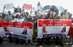 गुजरात भूमि सौदा: सरकार से फायदा मिलने के आरोपों को आंनदीबेन की बेटी ने किया खारिज, कांग्रेस ने की एसआईटी जांच की मांग