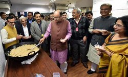 Budget 2016: ‘हलवा’ रस्म के साथ शुरू हुई बजट दस्तावेज की छपाई