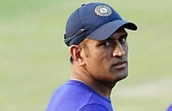 हार के बाद पिच पर बरसे धोनी, कहा- भारतीय से ज्यादा इंग्लिश विकेट था