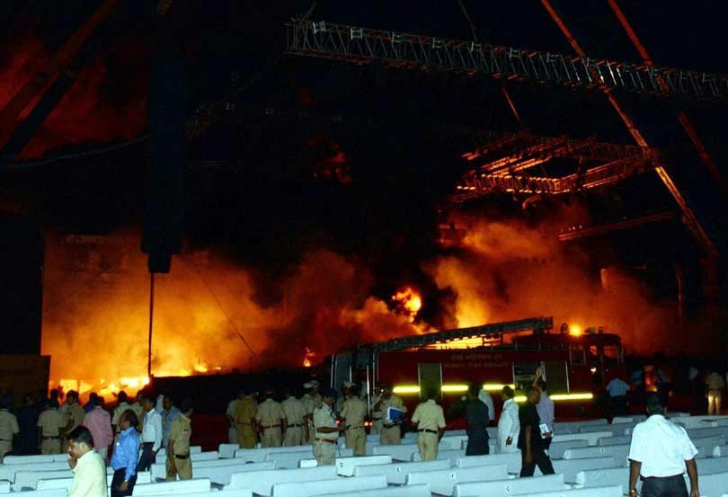 make in india week fire, maharahtra night fire, mumbai fire, Girgaum Chowpatty, Girgaum Chowpatty fire, Chowpatty fire, make in india week, make in india fire, maharahtra night, Mumbai Fire, maharahstra news, Mumbai News, Devendra Fadanvis, Aamir Khan, Amitabh Bachchan
