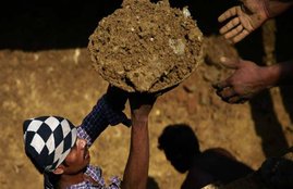 MGNREGA, Mahatma Gandhi National Rural Employment Guarantee Act,MGNREGA 10 years, 10 years of MGNREGA, MGNREGA loopholes, मनरेगा, महात्‍मा गांधी राष्‍ट्रीय रोजगार कानून
