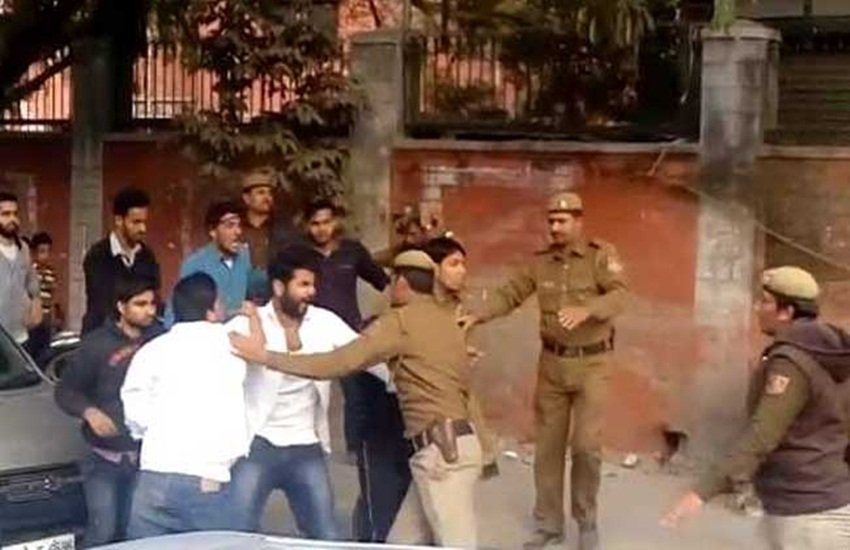 shahrukh khan, hansraj college, shahrukh khan in hansraj college, SRK in Hansraj College, SRK Visit Hansraj College, Shahrukh in Delhi, SRK in Delhi, SRK Graduation Degree, Shahrukh Graduation Degree, Shahrukh Khan News, Shahrukh Khan Latest news