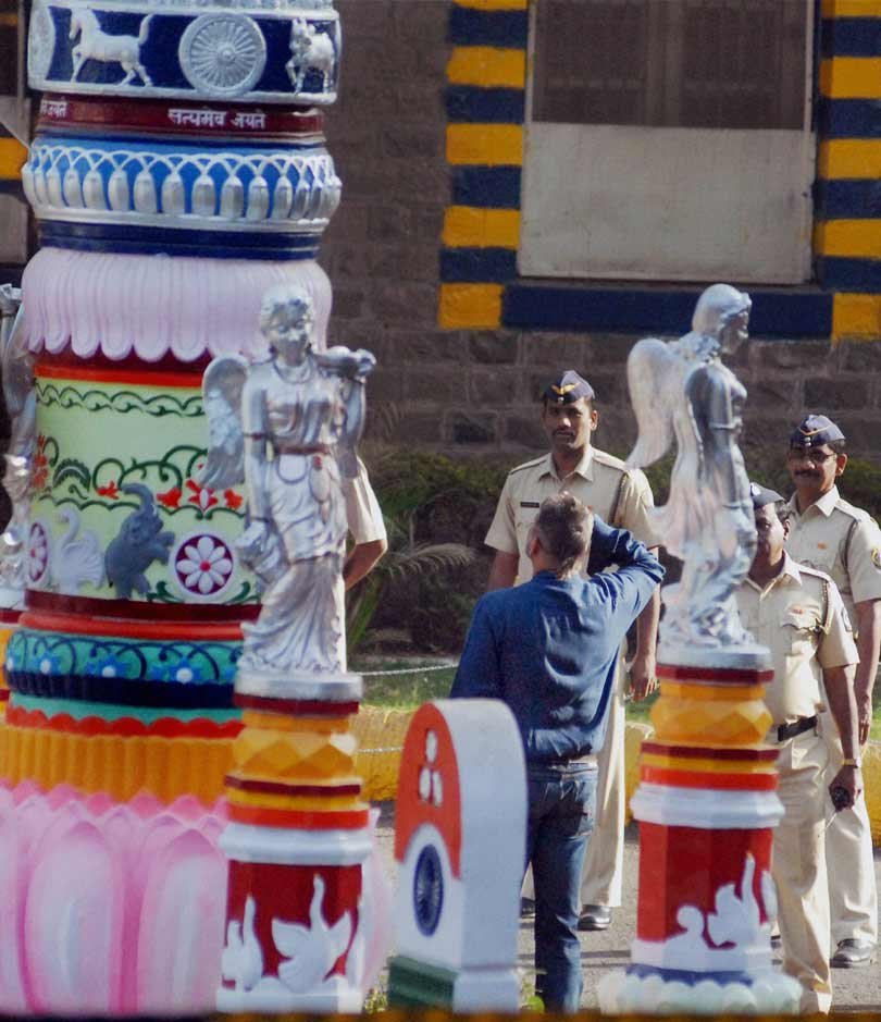 sanjay Dutt, Yerwada Jail, pune, sanjay Dutt Free, sanjay Dutt Yerwada Jail, Bolywood