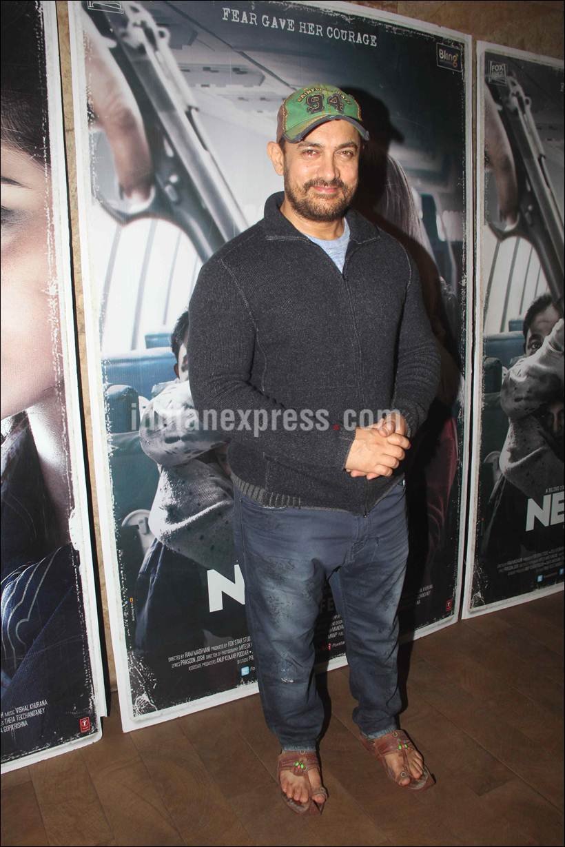 आमिर खान भी 'नीरजा' की स्क्रीनिंग पर पहुंचे। फिल्म देखने के बाद थिएटर से बाहर आते आमिर। (स्रोत फोटो वरिंदर चावला)