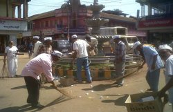 दिल्ली की सड़कों की सफाई करने उतरे मंत्री, हटाए ढेर लगे कूड़े के अंबार
