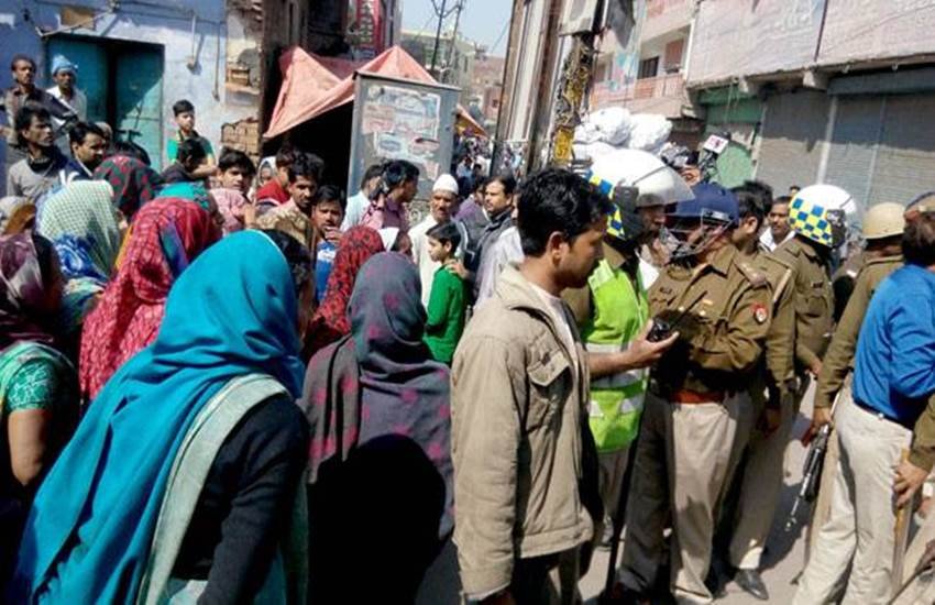 Agra,Agra communal tension,Hindu Muslim rivalry,Agra Hindu leader murder,Mantola, VHP leader murder in agra, tension in agra, hindu muslim tension in agra, आगरा, आगरा में साम्प्रदायिक तनाव, विहिप नेता की हत्या, आगरा में तनाव Agra,Agra communal tension,Hindu Muslim rivalry,Agra Hindu leader murder,Mantola, VHP leader murder in agra, tension in agra, hindu muslim tension in agra, आगरा, आगरा में साम्प्रदायिक तनाव, विहिप नेता की हत्या, आगरा में तनाव