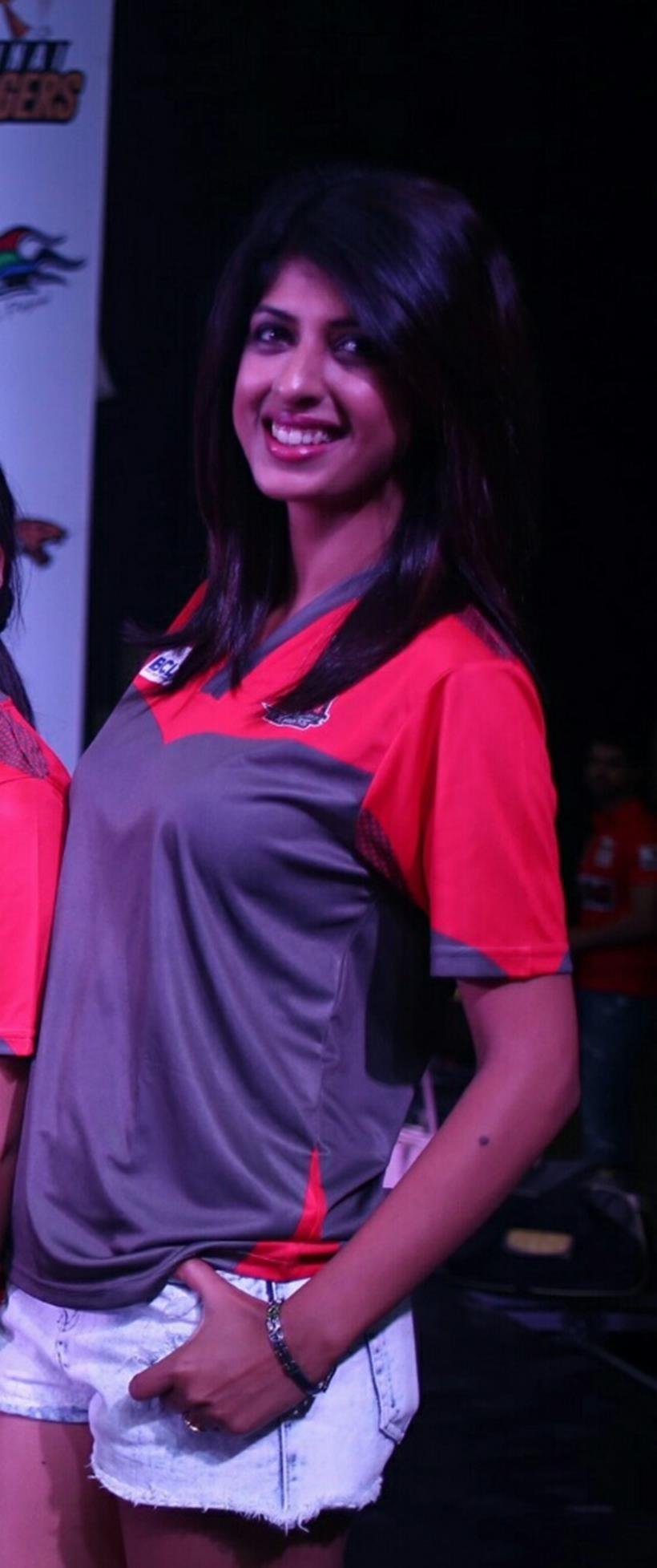 Rashami Desai, Valentines day, Aishwarya Sakuja, ranbir Kepoor, Aishwarya Date Ranbir, Tinaa Dattaa, Shahrukh Khan, Tinaa Date Shahrukh, Aarti Singh, Ranveer Singh, Aarti Date Ranveer, Aasiya Kazi, Siddharth Malhotra, Aasiya Date Siddharth, Akansha Singh, Akshay Kumar, Akansha date Akshay, Nandish Singh Sandhu, Priyanka Chopra, Nandish Date Priyanka
