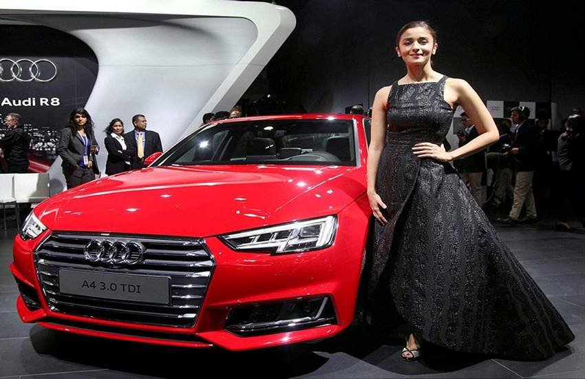 alia bhatt, alia bhatt hot, alia bhatt dress, alia bhatt auto expo, virat kohli, auto expo 2016, alia bhatt uncomfortable in dress, alia bhatt and virat kohli, bollywood news, latest news, आलिया भट्ट, ऑटो एक्‍सपो 2016, आलिया भट्ट गाउन, आलिया ड्रेस, आलिया विराट कोहली