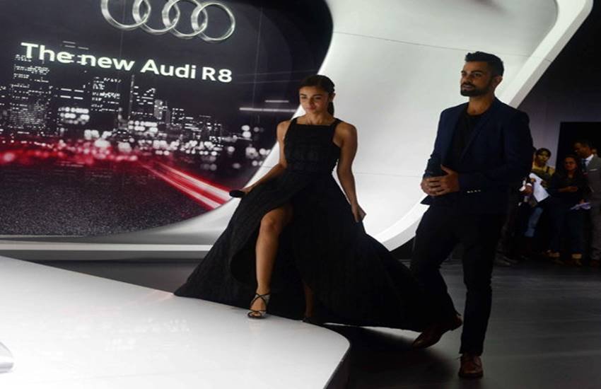 alia bhatt, alia bhatt hot, alia bhatt dress, alia bhatt auto expo, virat kohli, auto expo 2016, alia bhatt uncomfortable in dress, alia bhatt and virat kohli, bollywood news, latest news, आलिया भट्ट, ऑटो एक्‍सपो 2016, आलिया भट्ट गाउन, आलिया ड्रेस, आलिया विराट कोहली