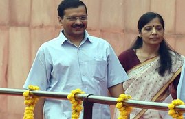 Valentine's Day, politician's love story, indian politician love story, priyanka gandhi robert vadra, mukhtar abbas naqvi wife seema, akhilesh yadav dimple yadav, digvijay singh with amrita rai, sachin pilot and sara pilot, arvind kejriwal wife sunita pics, shatrughan sinha poonam sinha, shahnawaz hussain wife renu sharma