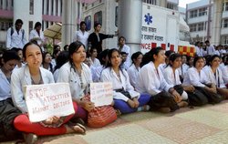 इंटर्न की मौत: जूनियर डॉक्‍टरों ने सीनियरों पर लगाया लापरवाही का आरोप, जमकर मारपीट और हंगामा