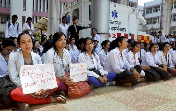 इंटर्न की मौत: जूनियर डॉक्टरों ने सीनियरों पर लगाया लापरवाही का आरोप, जमकर मारपीट और हंगामा