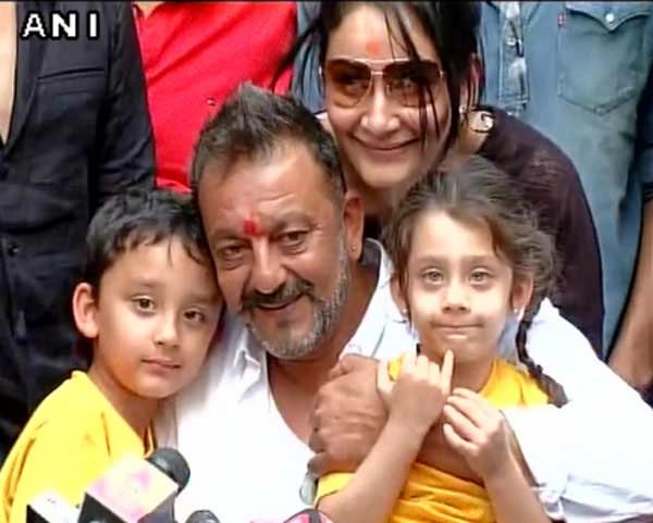 Sanjay Dutt, Sanjay Dutt Yerwada, Sanjay Dutt salutes, Sanjay Dutt jail exit, sanjay dutt released from jail, sanjay dutt pictures from jail, sanjay dutt released today, संजय दत्‍त, संजय दत्‍त जेल से रिहा, संजय दत्‍त ने धरती को प्रणाम किया, संजय दत्‍त रिहाई