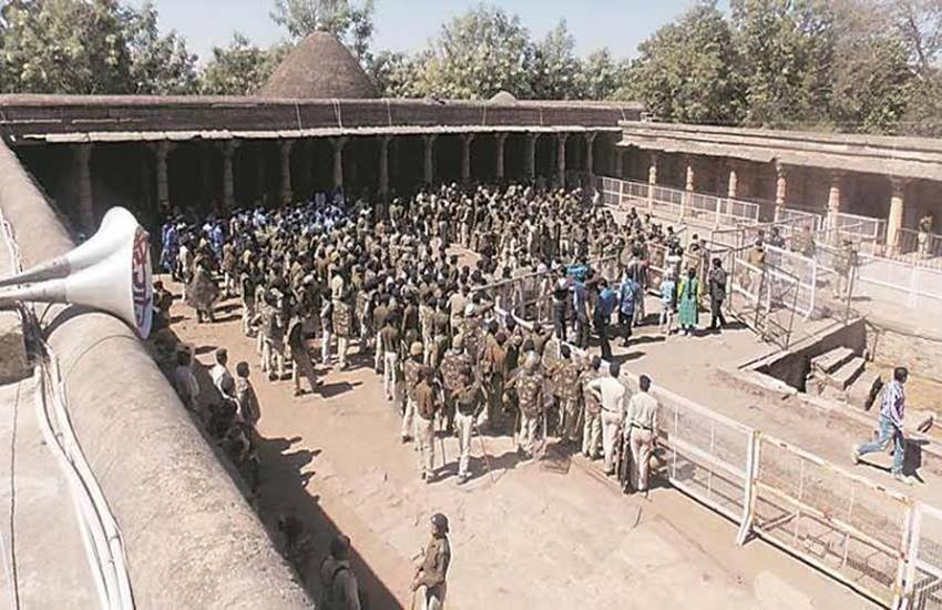 bhojshala row, basant panchami, hindu outfit, bhojshala kamal maula mosque, dhar, Hindu groups, All India Muslim Personal Law Board, Namaz, Basant Panchami, dharam jagran manch, भोजशाला, बसंत पंचमी, भोजशाला कमल मौला मस्जिद विवाद, भोजशाला पूजा, भोजशाला बसंत पंचमी पूजा