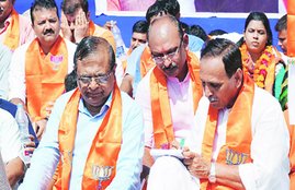 Vijay Rupani, RC Faldu, Narendra Modi, Keshubhai Patel, Gujarat, BJP, Anandiben Patel, Vijay Rupani, RC Faldu, Narendra Modi, Keshubhai Patel, Gujarat, BJP, विजय रूपानी, केशूभाई पटेल, गुजरात बीजेपी, गुजरात बीजेपी अध्‍यक्ष, आनंदी बेन पटेल