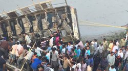 गुजरात: 60 फीट की ऊंचाई से नदी में गिरी स्‍टेट ट्रांसपोर्ट की बस, कम से कम 36 यात्रियों की मौत