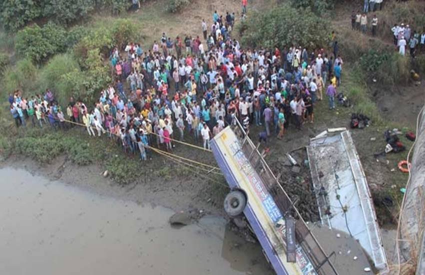 पूर्णा नदी में गिरी बस की एक तस्वीर 