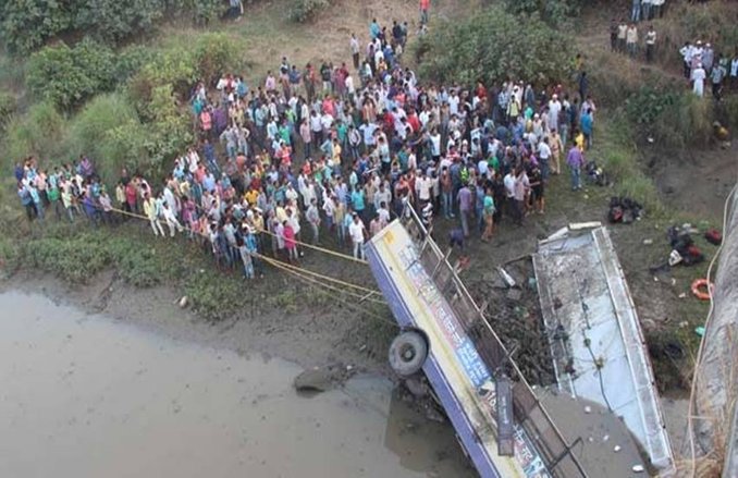 नदी में गिरी बस, 37 लोगों की मौके पर मौत