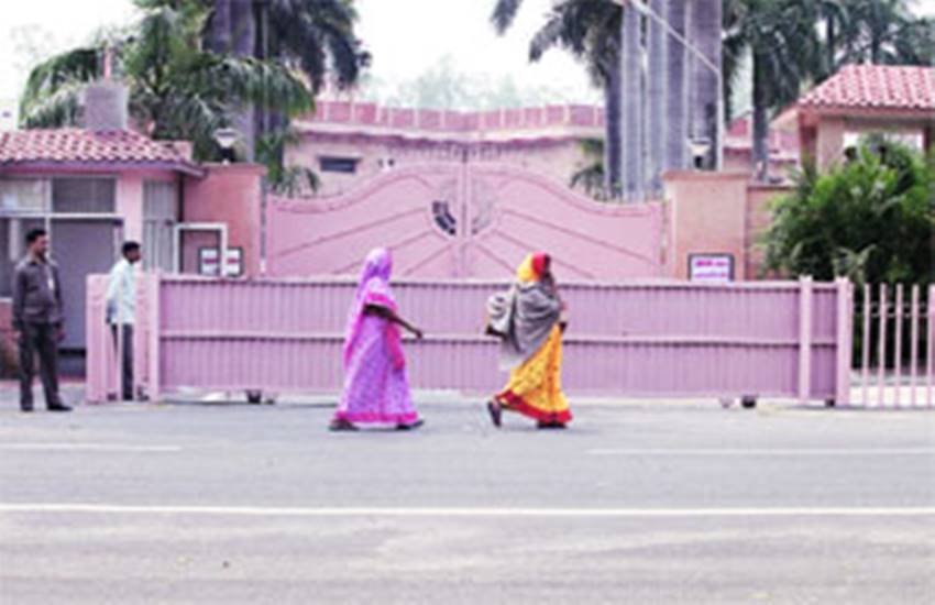 Up CM akhilesh yadav, A class 12 student, Chief Minister Akhilesh Yadav residence, girl dead body, Up news, UP Crime