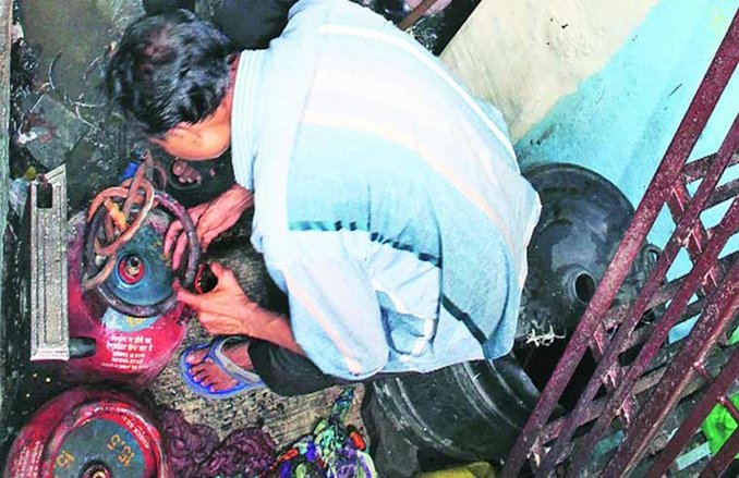 उत्तर प्रदेश: पटाखे की फैक्ट्री में ब्लास्ट, पूरी बिल्डिंग तबाह, पांच की मौत