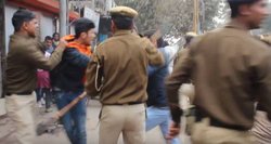 दिल्‍ली पुलिस: RSS मुख्‍यालय के सामने प्रदर्शनकारियों को जमकर पीटा, लड़कियों को भी नहीं बख्‍शा, देखें VIDEO