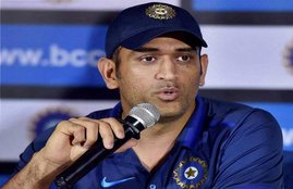 MS Dhoni,Poor umpiring,Asia Cup, India vs Pakistan, dhoni on umpiring, umpire earpiece, MS dhoni reaction on umpire, india pakistan match umpiring, महेन्‍द्र सिंह धोनी, भारत पाकिस्‍तान मैच, एशिया कप 2016, अंपायरिंग, अंपायर ईयरपीस