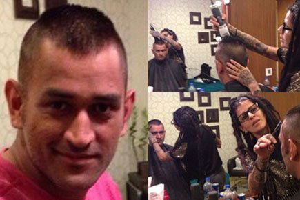 MS Dhoni, MS dhoni new hairstyle, cricketer dhoni new look, sapna bhavnani with dhoni, celebrity hairstylis sapna bhavani