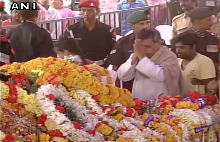 tribute to Hanamanthappa, Final journey of Hanumanthappa, Lance Naik Hanumanthappa Koppad, Hanumanthappa Koppad, Hanamanthappa, Funeral, Gen Dalbir Singh, Manohar Parrikar, PM Modi, Last rites, Dharwar news, Gun salutes, हनुमनथप्‍पा, हनमनथप्‍पा, अंतिम श्रद्धांजलि, लांस नायक हनुमनथप्‍पा, पीएम मोदी, siachen avalanche, Siachen soldier