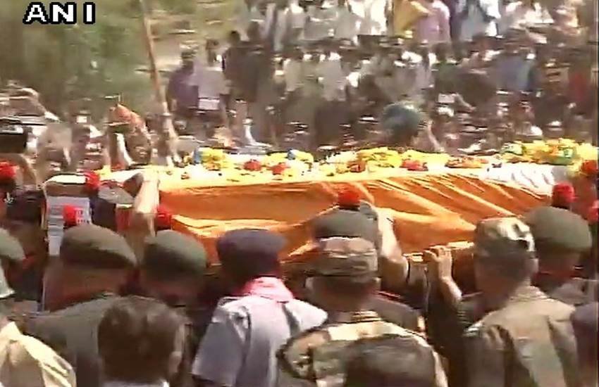 tribute to Hanamanthappa, Final journey of Hanumanthappa, Lance Naik Hanumanthappa Koppad, Hanumanthappa Koppad, Hanamanthappa, Funeral, Gen Dalbir Singh, Manohar Parrikar, PM Modi, Last rites, Dharwar news, Gun salutes, हनुमनथप्‍पा, हनमनथप्‍पा, अंतिम श्रद्धांजलि, लांस नायक हनुमनथप्‍पा, पीएम मोदी, siachen avalanche, Siachen soldier