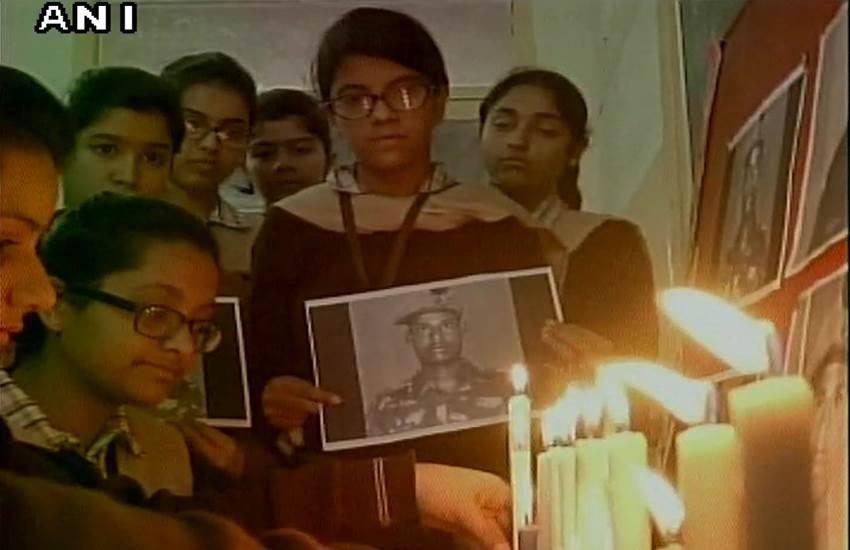 tribute to Hanamanthappa, Final journey of Hanumanthappa, Lance Naik Hanumanthappa Koppad, Hanumanthappa Koppad, Hanamanthappa, Funeral, Gen Dalbir Singh, Manohar Parrikar, PM Modi, Last rites, Dharwar news, Gun salutes, हनुमनथप्‍पा, हनमनथप्‍पा, अंतिम श्रद्धांजलि, लांस नायक हनुमनथप्‍पा, पीएम मोदी, siachen avalanche, Siachen soldier