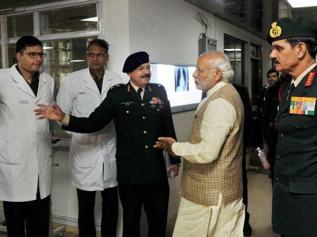 tribute to Hanamanthappa, Final journey of Hanumanthappa, Lance Naik Hanumanthappa Koppad, Hanumanthappa Koppad, Hanamanthappa, Funeral, Gen Dalbir Singh, Manohar Parrikar, PM Modi, Last rites, Dharwar news, Gun salutes, हनुमनथप्‍पा, हनमनथप्‍पा, अंतिम श्रद्धांजलि, लांस नायक हनुमनथप्‍पा, पीएम मोदी, siachen avalanche, Siachen soldier