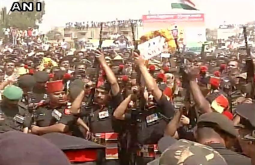 tribute to Hanamanthappa, Final journey of Hanumanthappa, Lance Naik Hanumanthappa Koppad, Hanumanthappa Koppad, Hanamanthappa, Funeral, Gen Dalbir Singh, Manohar Parrikar, PM Modi, Last rites, Dharwar news, Gun salutes, हनुमनथप्‍पा, हनमनथप्‍पा, अंतिम श्रद्धांजलि, लांस नायक हनुमनथप्‍पा, पीएम मोदी, siachen avalanche, Siachen soldier