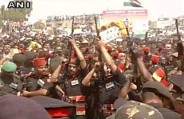 tribute to Hanamanthappa, Final journey of Hanumanthappa, Lance Naik Hanumanthappa Koppad, Hanumanthappa Koppad, Hanamanthappa, Funeral, Gen Dalbir Singh, Manohar Parrikar, PM Modi, Last rites, Dharwar news, Gun salutes, हनुमनथप्‍पा, हनमनथप्‍पा, अंतिम श्रद्धांजलि, लांस नायक हनुमनथप्‍पा, पीएम मोदी, siachen avalanche, Siachen soldier