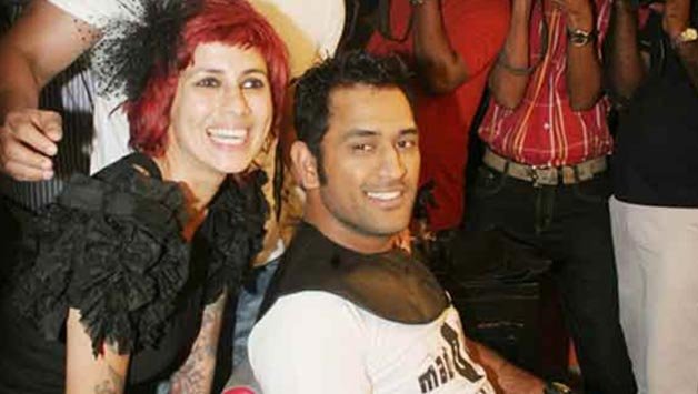 MS Dhoni, MS dhoni new hairstyle, cricketer dhoni new look, sapna bhavnani with dhoni, celebrity hairstylis sapna bhavani