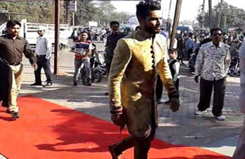 सगाई के लिए जाते रवीन्‍द्र जडेजा। (Photo Source: Twitter)