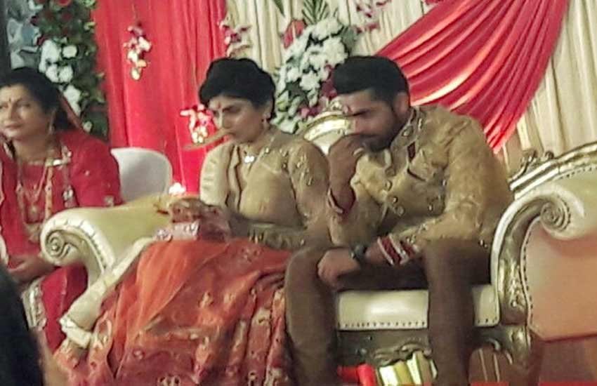 सगाई में रवींद्र जडेजा गोल्‍डन कलर की शेरवानी में नजर आए। वहीं रीवाबा ने भी कुछ ऐसे ही रंग की पोशाक पहन रखी थी। सगाई के लिए आते समय रीवा गुलाब का फूल लेकर आई। (Photo source: Twitter)