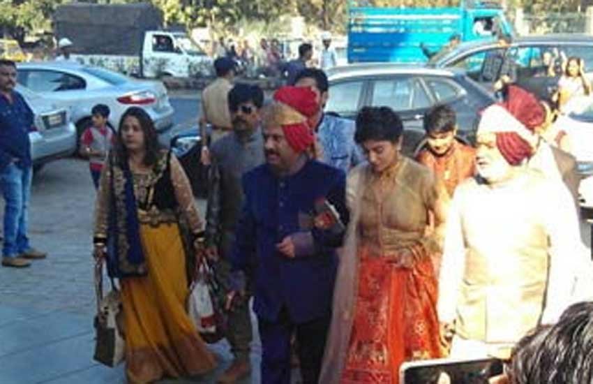 रीवाबा का परिवार मूलत: जूनागढ़ के बालागांव का रहने वाला है। रीवाबा की मां रेलवे में कार्यरत है। वहीं उनके पिता हरदेव सिंह बिजनेसमैन हैं। साथ ही कांग्रेस से भी जुड़े हुए हैं। (Photo Source: Twitter)