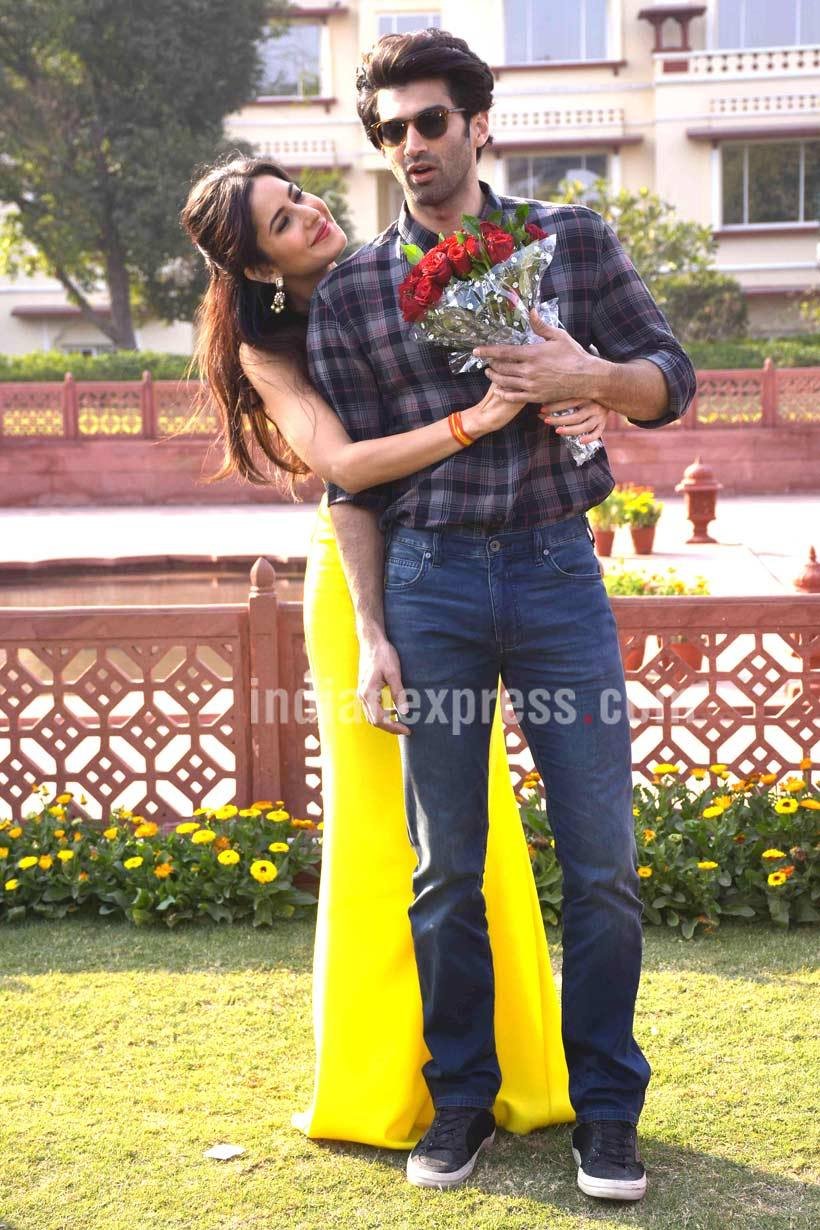 katrina kaif, aditya roy kapoor, rose day, katrina rose day aditya, katrina aditya fitoor, fitoor, aditya rose katrina, bollywood