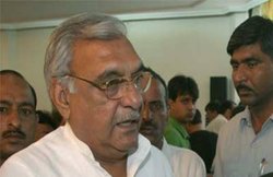 रोहतक में खट्टर को काले झंडे दिखाकर लगाए मुर्दाबाद के नारे, हुड्डा पर फेंका जूता