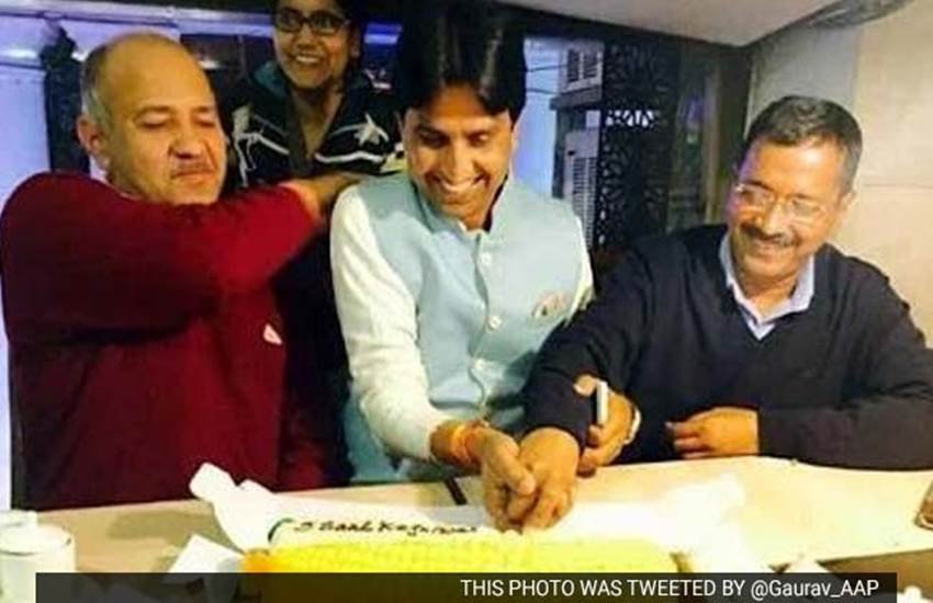 kumar vishwas birthday, kumar vishwas birthday pics, kumar vishwas birthday photos, kumar vishwas birthday party, kumar vishwas BJP, kumar vishwas may join BJP, ajit doval kumar vishwas, kumar vishwas om mathur, kumar vishwas ravishankar prasad, kumar vishwas AAP, kumar vishwas aam aadmi party, कुमार विश्‍वास जन्‍मदिन, कुमार विश्‍वास भाजपा, कुमार विश्‍वास अजीत डोभाल, कुमार विश्‍वास आप, कुमार विश्‍वास जन्‍मदिन पार्टी, कुमार विश्‍वास जन्‍मदिन बर्थडे पार्टी फोटो