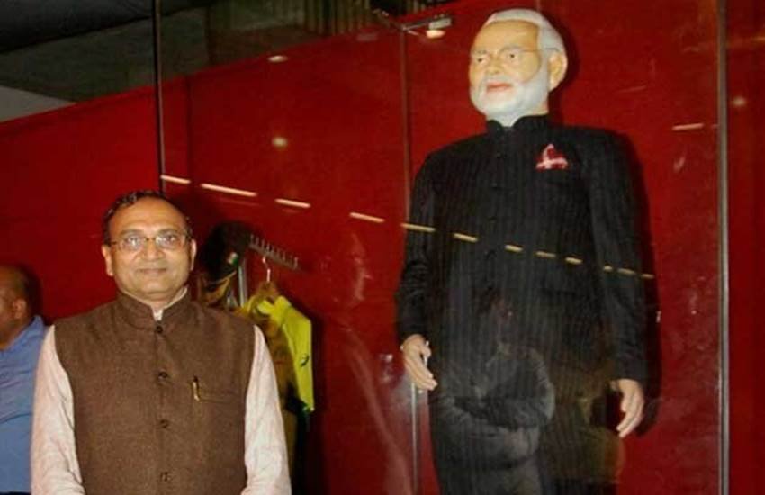 Lalji Patel, modi suit, modi suit owner donate 200 crore, Lavjibhai Badshah, narendra modi, gujarat latest news, latest surat news, beti padho beti bachao, लालजी पटेल, मोदी सूट, 200 करोड़ दान, मोदी सूट खरीदने वाला करेगा 200 करोड़ का दान