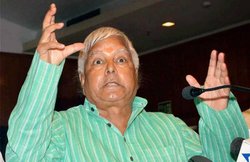 लालू का केंद्र पर जुबानी हमलाः कहा- गंभीर संकट में रेलवे, जर्सी गाय की तरह हो गई बीमार