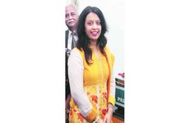 Maharashtra,Pune, Godman presents necklace to Maha CM's wife, amruta fadnavis, devendra fadnavis wife, देवेन्‍द्र फड़ण्‍णवीस, अमृता फड़णवीस, महाराष्‍ट्र, पुणे