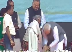 VIDEO: शौचालय बनाने के लिए अपनी बकरियां बेचनी वाली 104 वर्षीय महिला के पीएम मोदी ने छुए पैर